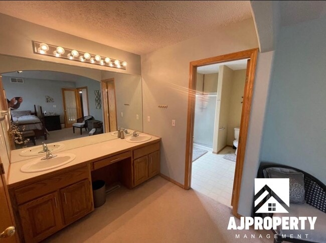 Building Photo - 3105 S Dawley Cir