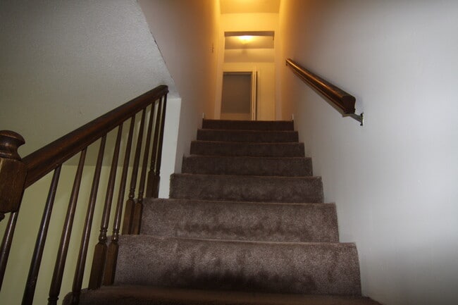 Building Photo - 4 Bedroom Pet Friendly Home For Rent Near Post!