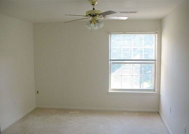 Building Photo - Spacious, 2 Bed 1 Bath Condo In Fantastic Mclean Chase Location – Minutes To Tysons