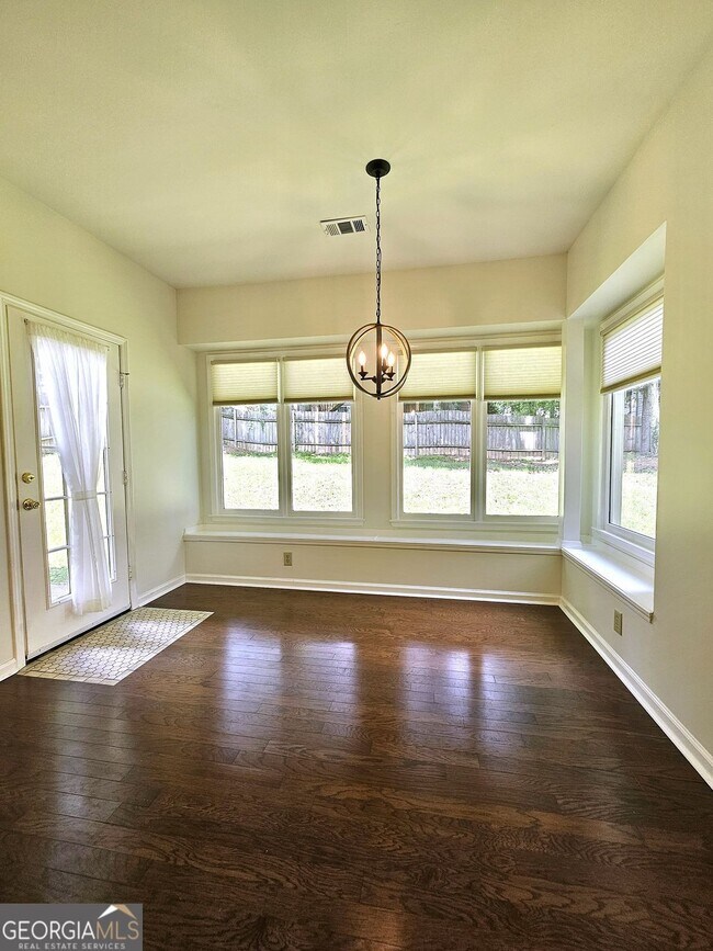 Building Photo - 10805 Pinewalk Forest Cir