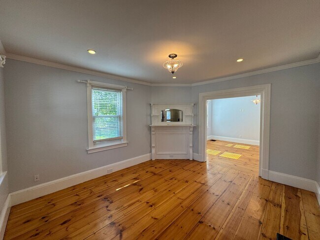 Building Photo - Spacious 4-Bedroom Townhouse with Garage &...