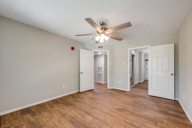 Building Photo - Stylish Upstairs Corner Unit Near Lake Ray...