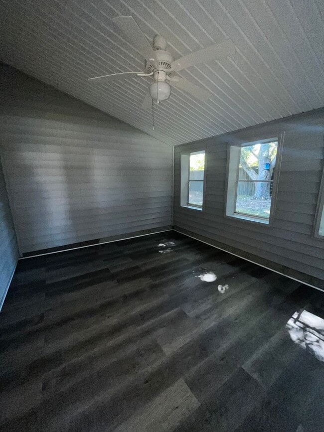 Building Photo - Two Bedroom One Bath Townhome