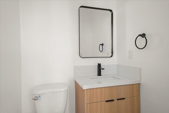 Building Photo - 910 N Hudson Ave