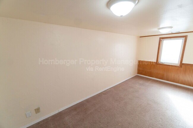 Building Photo - 4206 N Oak St