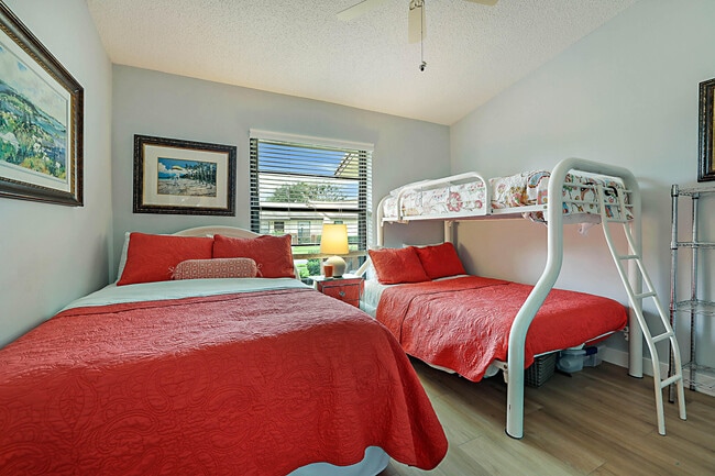 Building Photo - 8071 SE Villa Cir