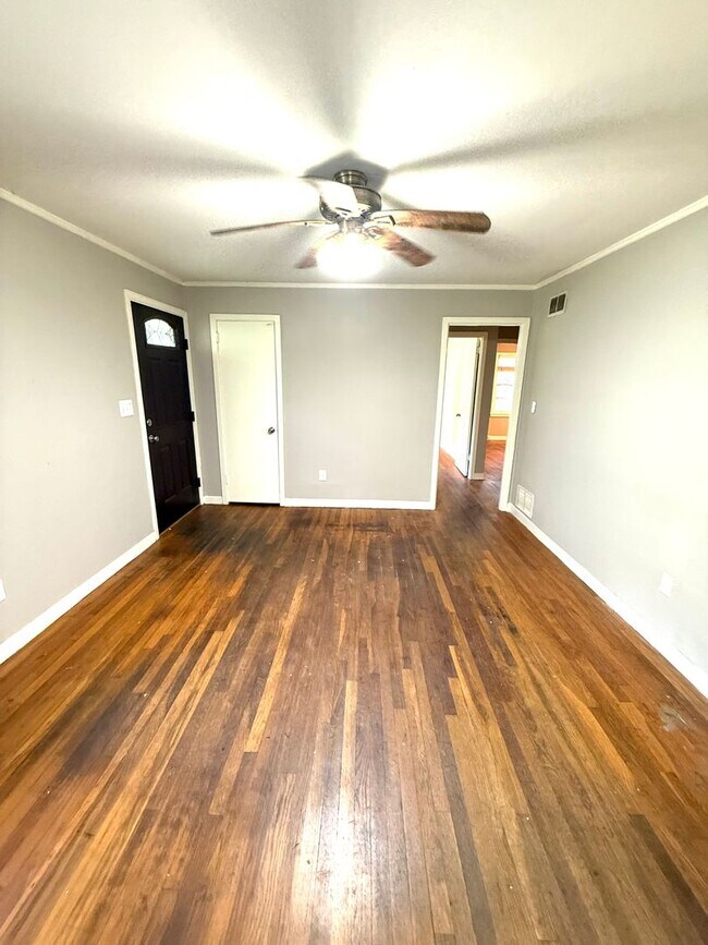 Building Photo - 454 Forest Hills Dr