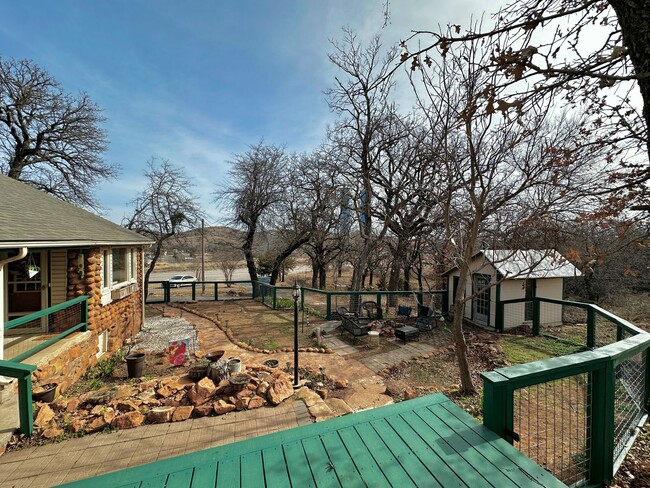 Building Photo - Rustic Charm