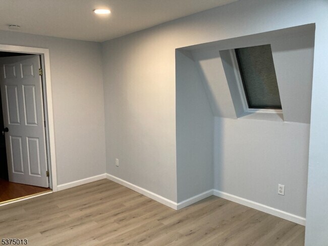 Building Photo - 62 Llewellyn Ave