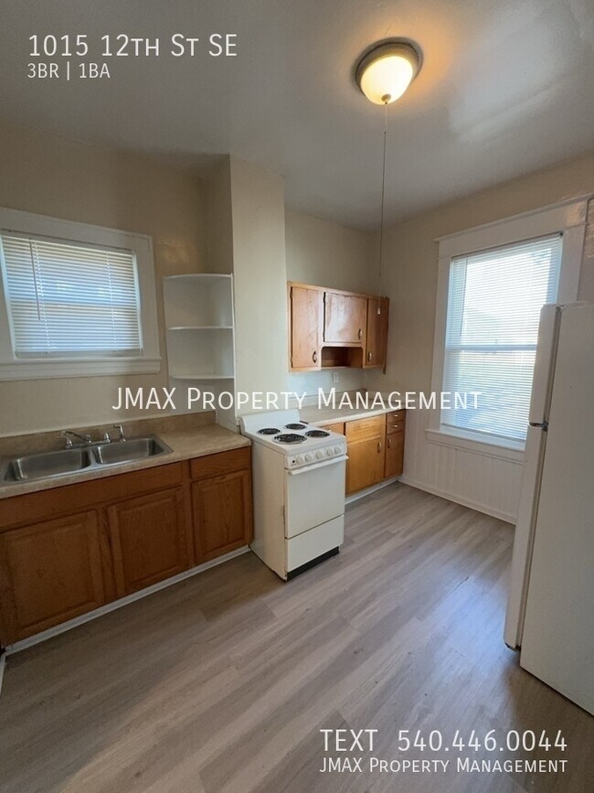 Building Photo - 1015 12th St SE