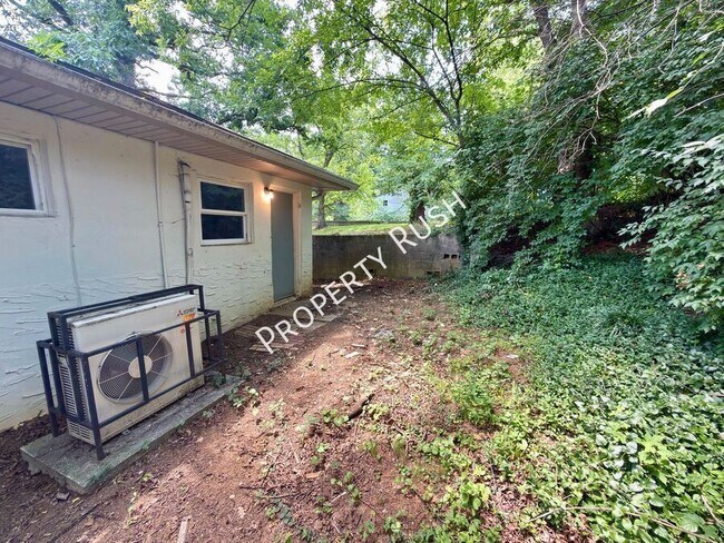 Building Photo - 708 W 47th St