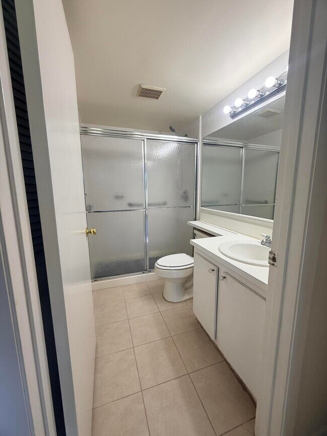 Building Photo - 703 Sunny Pine Way