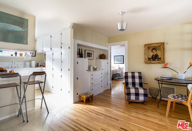 Building Photo - 2431 Walgrove Ave