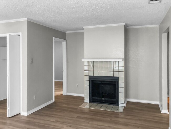 Building Photo - 1112 Valley View Dr