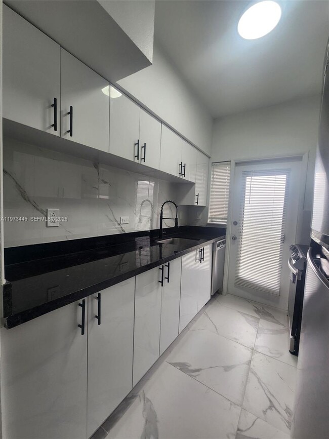 Building Photo - 2101 Normandy Dr