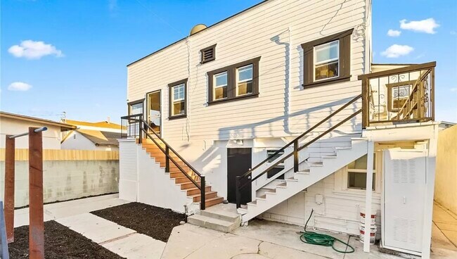 Building Photo - 561 W 12th St