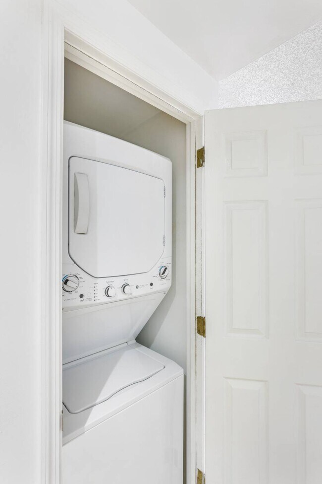 Building Photo - 6902 Narrows Ave