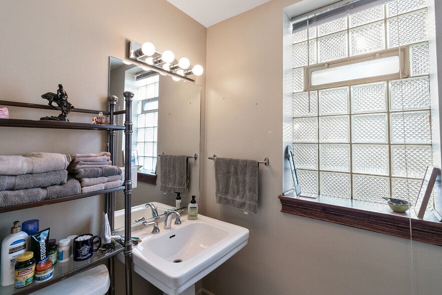 Building Photo - 1821 N Sawyer Ave