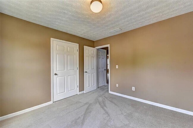 Building Photo - 670 Roxford Ln NE