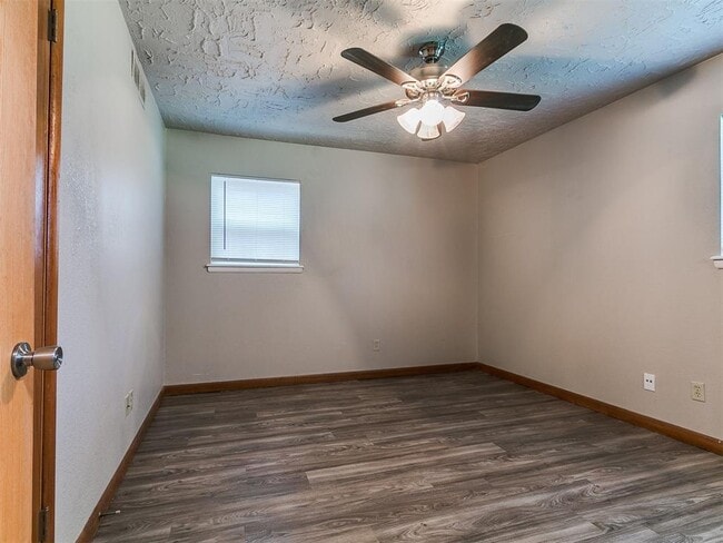Building Photo - 212 S Mercedes Dr