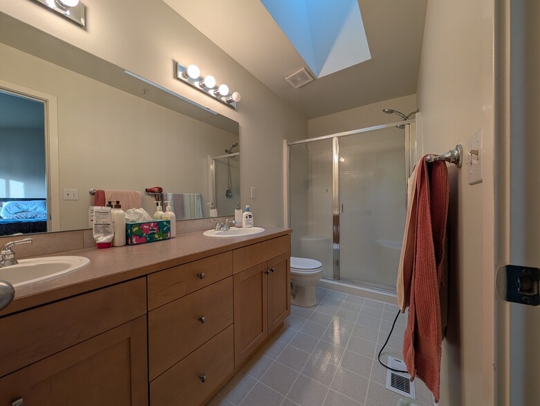 Master bath - 9053 161st Ct NE