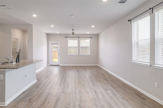 Building Photo - 445 Shiner Ln