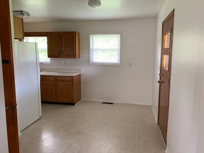 Building Photo - 3 Bedroom Close to Lewis Gale Hospital