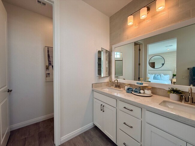 Building Photo - FULLY FURNISHED 3 BED 2.5 BATH 2 CAR GARAG...