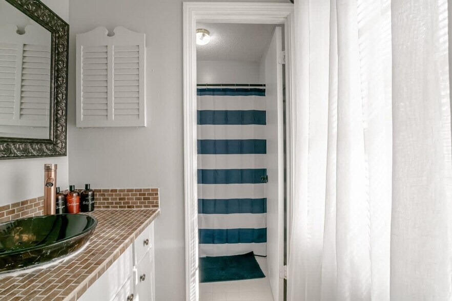 Building Photo - 5477 Ardell Dr