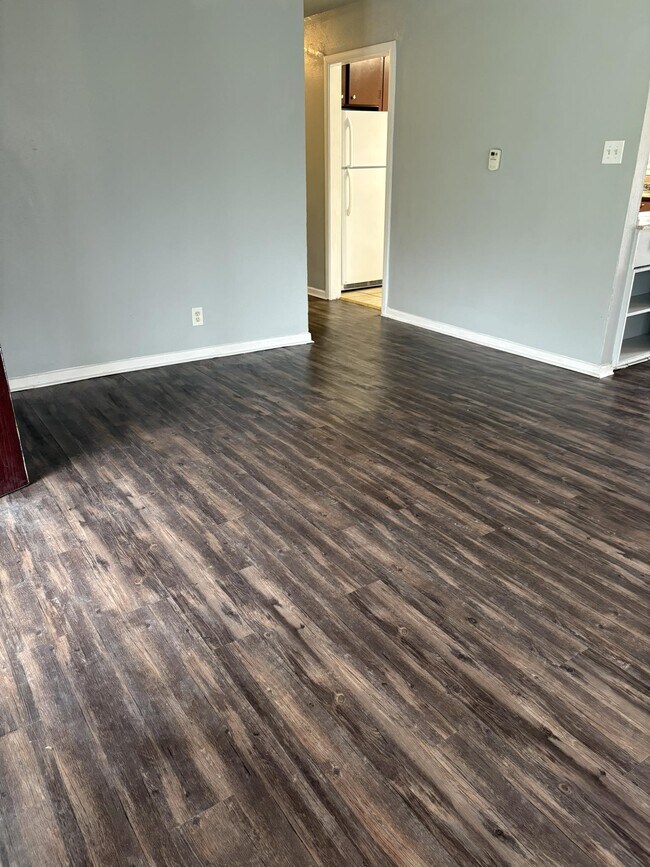 Building Photo - 2125 Kingsdale Dr