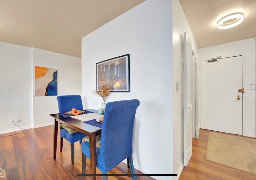 Building Photo - 5455 N Sheridan Rd