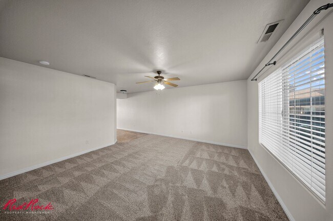 Building Photo - Adorable 3 Bedroom End Unit Townhome!