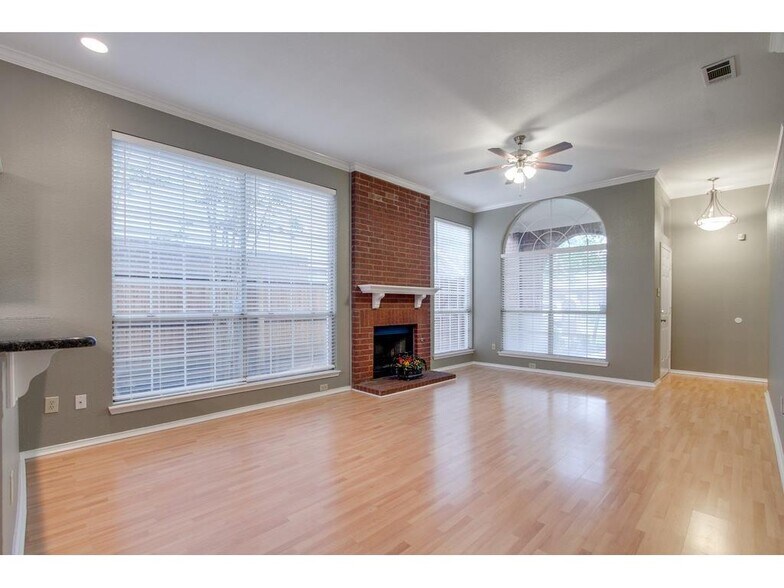Building Photo - 546 Raintree Cir
