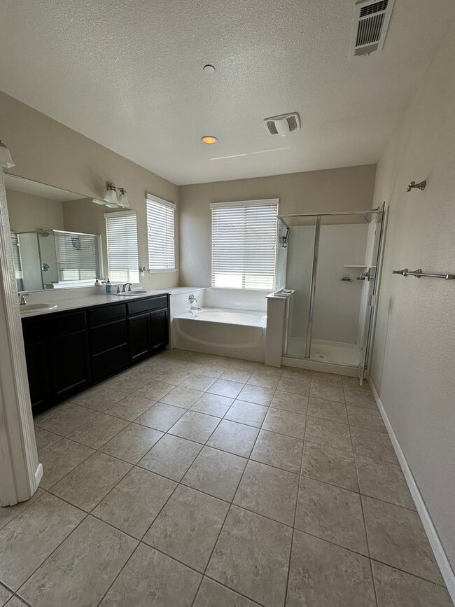 Building Photo - Garibaldi Ranch beautiful 4bedroom 3 full ...