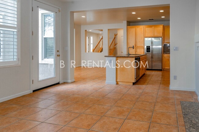 Building Photo - Comfort, Convenience & Space — Tracy Living at Its Best