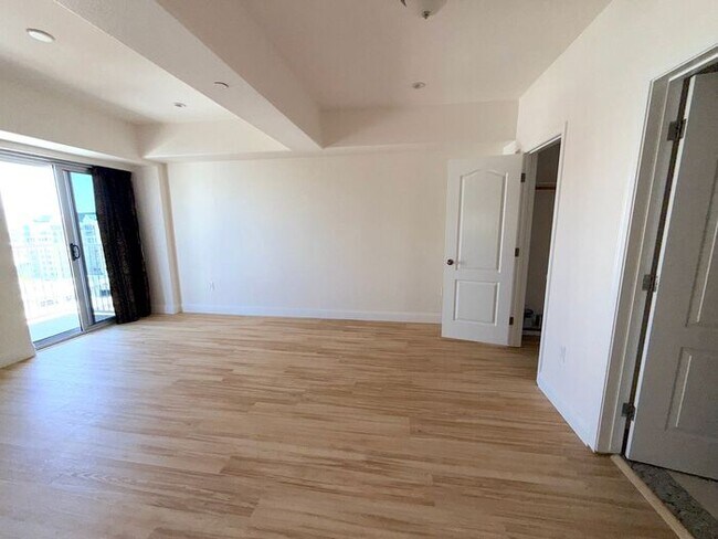 Building Photo - Riverwalk Tower 2 Bedroom Condo - 2 Parking Spaces/Private Laundry