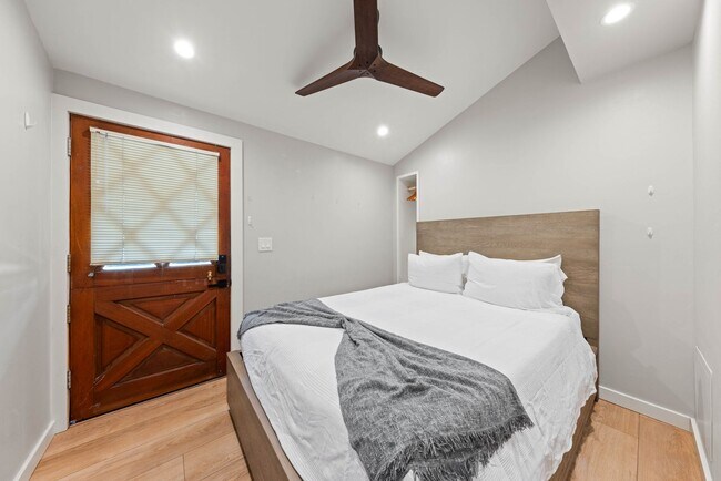 Building Photo - CALL FOR SPECIAL!!!Open for FALL and Winter!! Private Beach!!!  FULLY FURNISHED! Simplicity in a ...