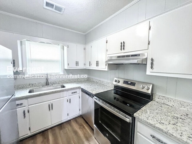 Building Photo - 3 Bed, 2 Bath Home with Carport / Pet-Friendly / Coming Soon!