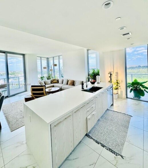Primary Photo - 2000 Metropica Way