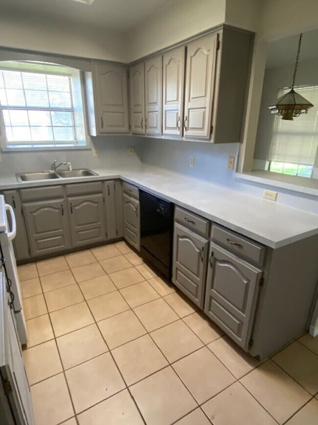 Building Photo - 3 BEDROOM 2 BATHROOM HOUSE IN DENTON