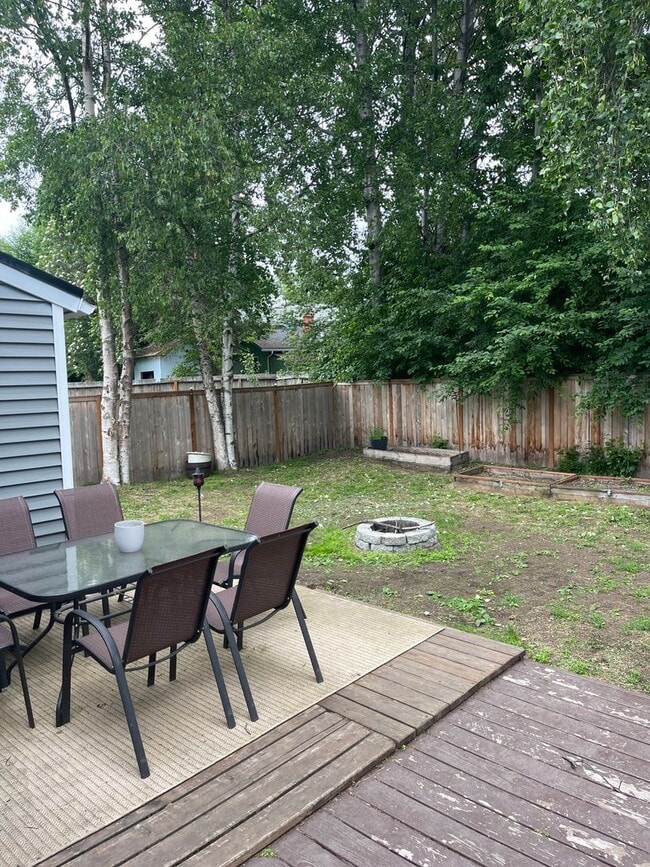 Building Photo - Jewel Lake 3 Bed/2 Bath with Fenced Yard
