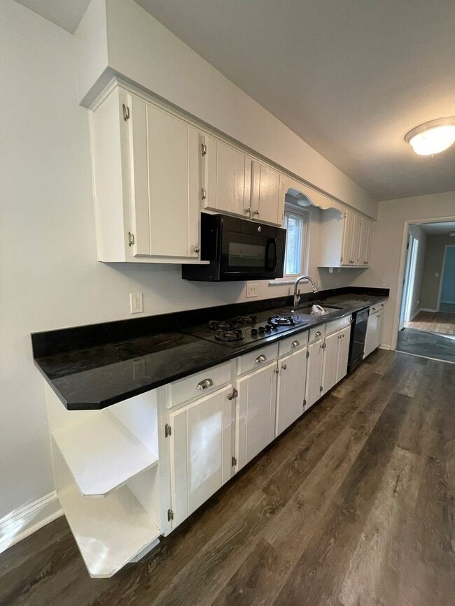 Building Photo - Beautiful Three Bedroom Home