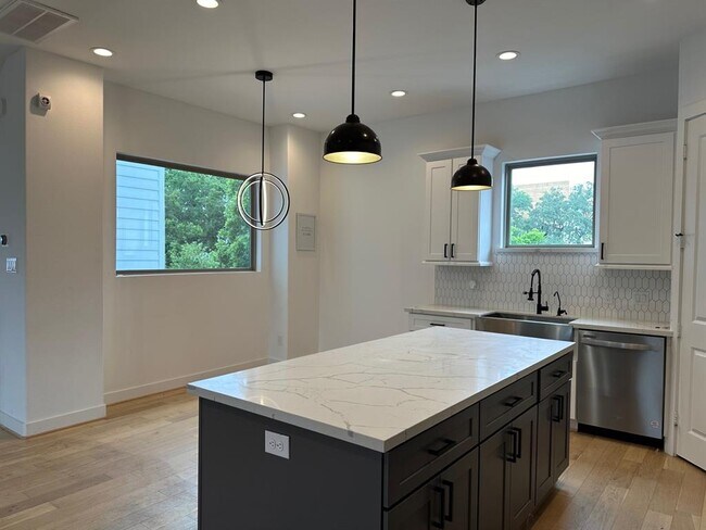 Building Photo - 2715 Drew St