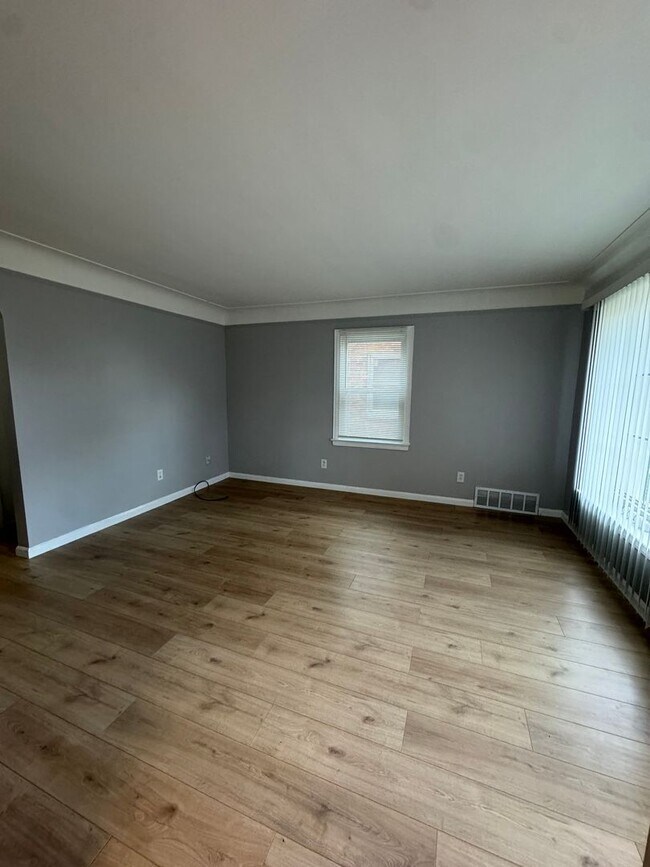 Building Photo - 3 Bedroom Bungalow