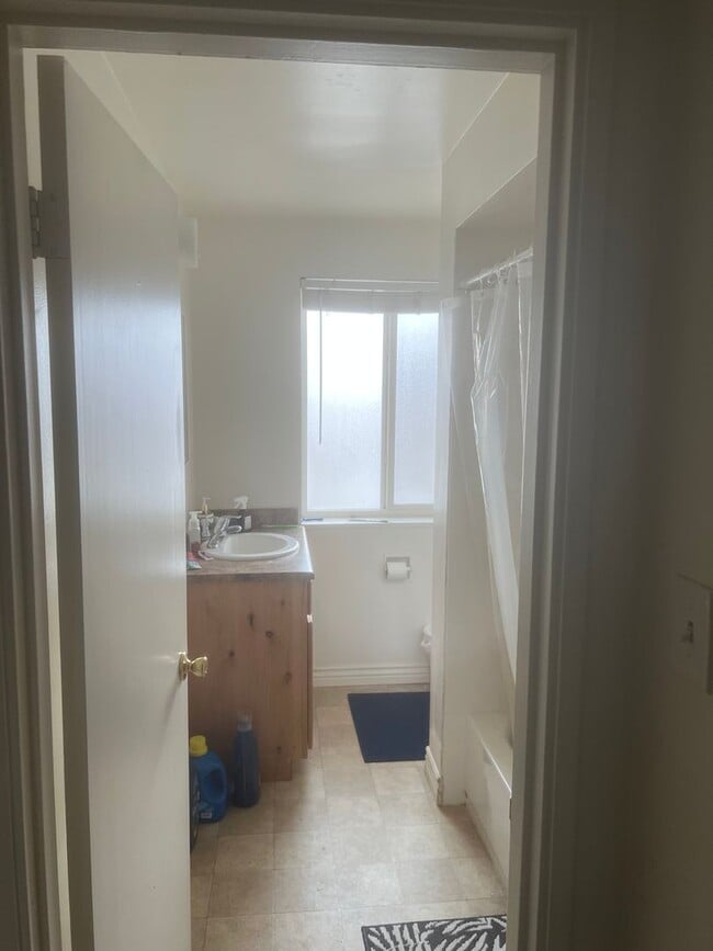 Building Photo - Move in now! 2 bed/ 1 bath