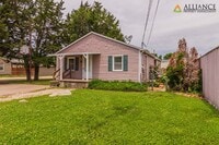 Building Photo - Great Location off Fort Riley Blvd with a ...