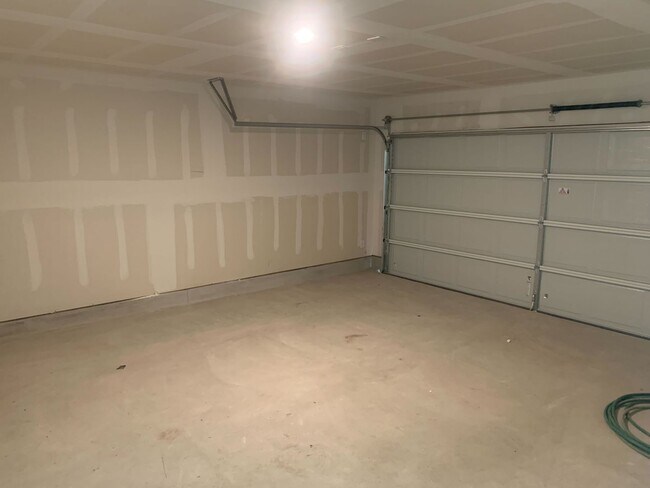 Building Photo - *MOVE IN SPECIAL* Comfortable Living with Open Kitchen & Fenced Yard!