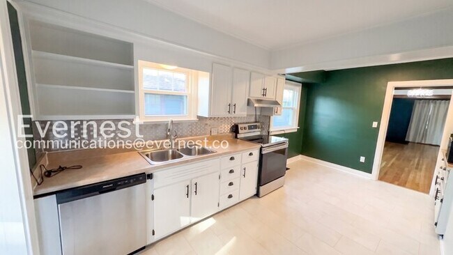 Building Photo - 2 Bed/1.5 Bath Home with Fenced Yard & Garage / Pet-friendly /Coming Soon!