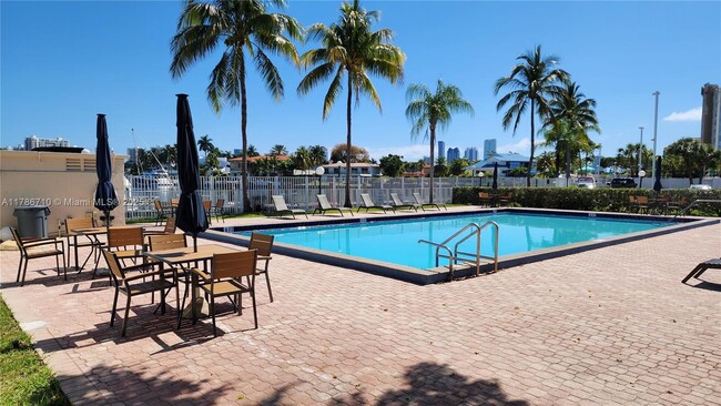 Building Photo - 2821 N Miami Beach Blvd