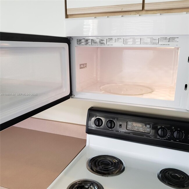 Building Photo - 8330 SE Sweet Bay Ave